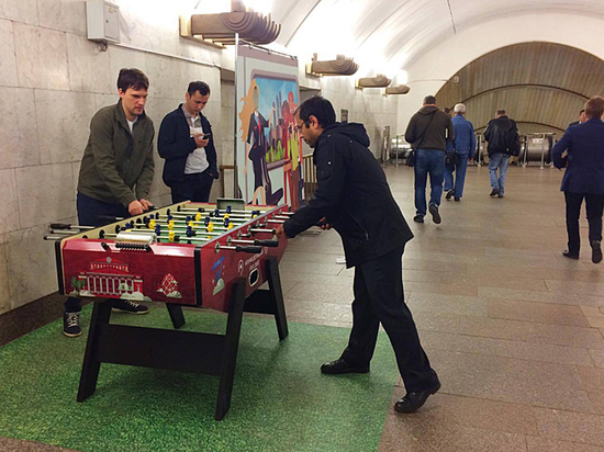 Пассажирам московского метро предложили поиграть в футбол